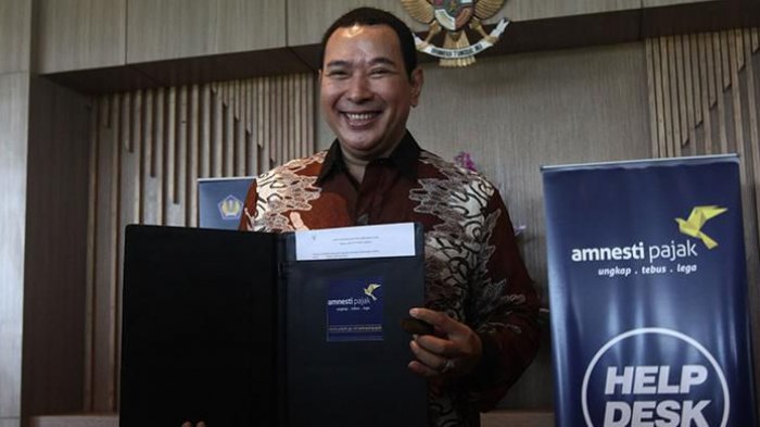 Putra mantan Presiden ke-2 RI Soeharto, Hutomo Mandala Putra atau lebih dikenal Tommy Soeharto, menjawab pertanyaan wartawan di Kanwil Wajib Pajak Besar Gedung Sudirman, Jakarta, Kamis (15/9/2016). Tommy melaporkan hartanya dalam rangka mengikuti program pengampunan pajak atau Tax Amnesty.