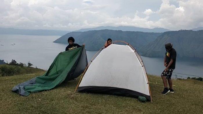 Wisatawan camping di Dolok Sipira Nauli