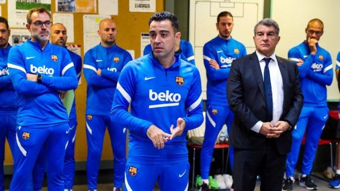 Pelatih Barcelona, Xavi Hernandez (tengah)