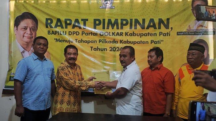 Bakal Calon Bupati Pati Slamet Warsito (keduadari kiri) bersalaman dengan Sekjen DPD Golkar Pati Kamari, Senin (13/5/2024). Slamet Warsito tak kapok ikut kontestasi meski telah kalah 5 kali.