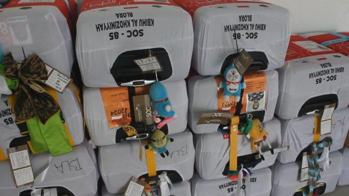 Calon jemaah haji asal Blora menggunakan penanda unik pada koper mereka, di antaranya berupa boneka doraemon, miniatur ketupat, selendang, dan lainnya