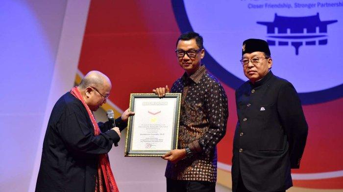 Jadi Tokoh Inspiratif Dunia, Biografi Jokowi Tulisan Darmawan Prasodjo Dirut PLN Terbit di Korea