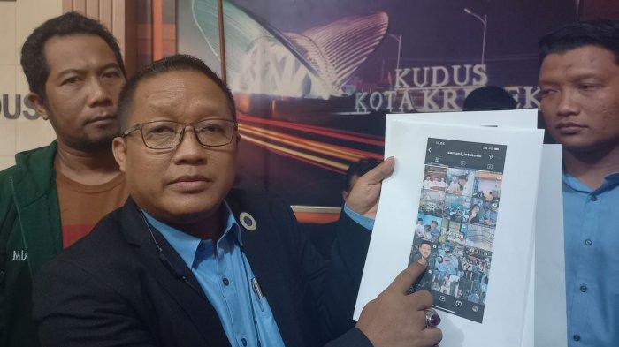 Kuasa hukum pasangan 02 di Pilkada Kudus 2024 Hartopo-Mawahib, Yusuf Istanto, membawa lampiran laporan di Bawaslu Kudus, Rabu (9/20/2024).