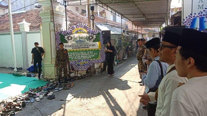 Suasana rumah duka Syarifah Salma di kediaman Habib Luthfi Yahya, Kota Pekalongan, Rabu (29/5/2024).