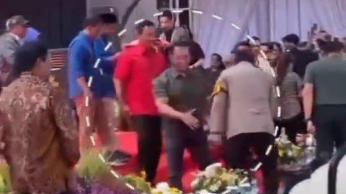 Tangkapan layar Calon Gubernur Jateng Andika Perkasa menyodorkan tangan ke Kapolda Jateng, Irjen Pol Ribut Hari Wibowo saat acara deklarasi kampanye damai di gedung KPU Jateng, Kota Semarang, Selasa (24/9/2024).
