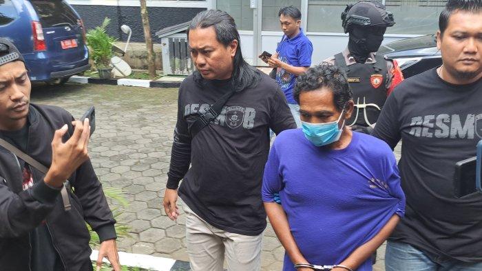 Rudi yang merupakan tersangka kasus pembunuhan 7 bayi hasil inses bapak dan anak yang dikubur di RT 1 RW 4 Kelurahan Tanjung, Kecamatan Purwokerto Selatan, digelandang di Mapolresta Banyumas, Selasa (27/6/2023).