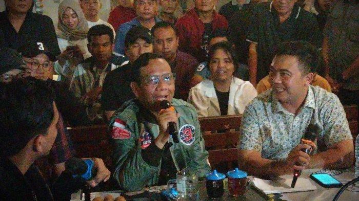 Cawapres nomor urut 03, Mahfud MD, menjawab pertanyaan pada diskusi 'Tabrak Prof' di Kota Semarang, Selasa (23/1/2024) malam.