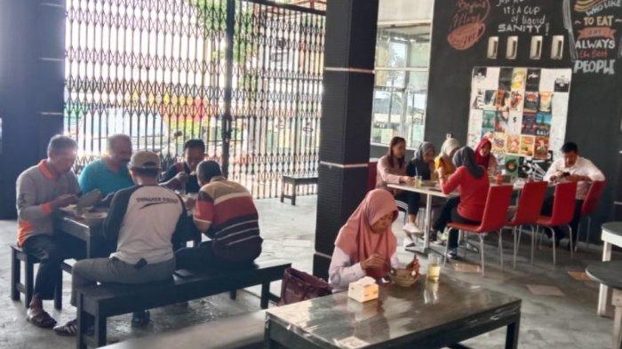 Selain dapat menikmati berbagai menu lezat nan menggugah selera, pengunjung Waroeng Kolesterol 'Toean Moeda' di Dusun Growo, Desa Danupayan, Kecamatan Bulu, Kabupaten Temanggung, juga dapat sekadar nongkrong sambil menikmati kopi lokal Temanggung.