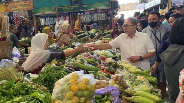 BAGI-BAGI UANG - Ketum PAN, cum Menteri Perdagangan, Zulkifli Hasan, memberikan uang tunai kepada pedagang dan juga berbelanja kebutuhan pokok di Pasar Bandarjo, Ungaran Barat, Kabupaten Semarang, Jawa Tengah, Jumat (30/6/2023). Kunjungannya tersebut juga mengecek harga terkini bahan pokok masyarakat.