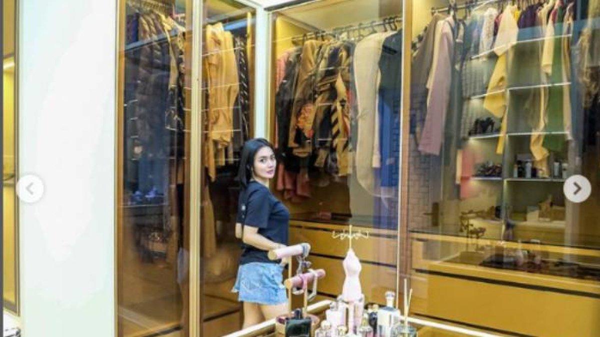 Artis yang dulu tinggal di tempat kecil tanpa toilet dan Ayahnya kuli, kini sukses 1