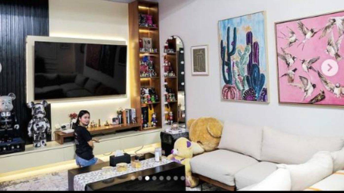 Artis yang dulu tinggal di tempat kecil tanpa toilet dan Ayahnya kuli, kini sukses 2