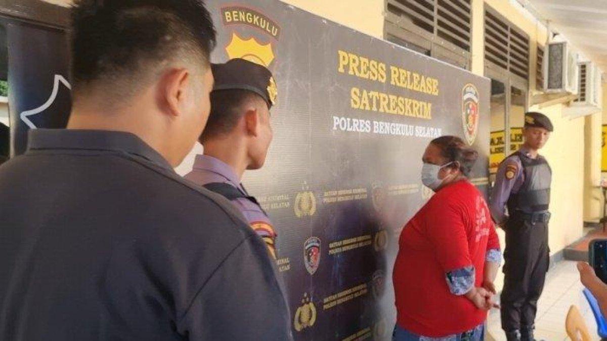 TI (42) ASN Pemkab Bengkulu Selatan menggunakan rompi berwarna merah, tersangka TPPO yang menjual anak kandung sendiri.