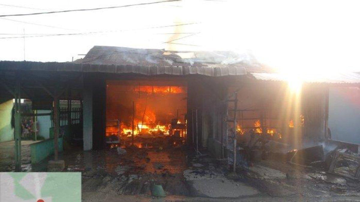 Kondisi dua rumah toko (ruko) yang terbakar di Desa Patumbak II, Kecamatan Patumbak, Kabupaten Deliserdang, Sabtu (24/6/2023) sore. Satu korban bernama Suwanti meninggal dunia, sementara suami dan anaknya luka bakar.