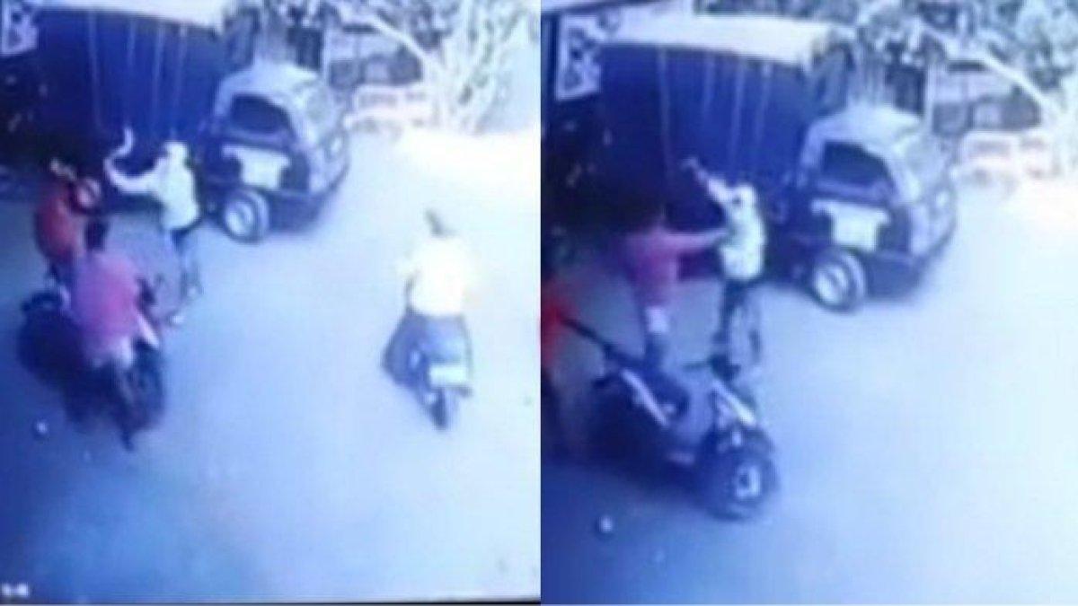 Setelah menabrak truk, pemotor ini malah acungkan celurit ke sopir truk, padahal sopir hendak menolongnya