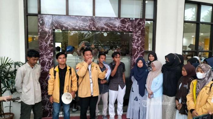 Sekitar 20-an mahasiswa Universitas Negeri Padang (UNP) menuntut pihak kampus untuk ikut menyuarakan sikap atau manifesto penyelamatan bangsa, Rabu (7/2/2024) sore.