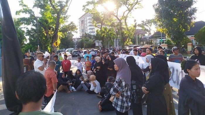 AKSI DEMO PEDAGANG : Sejumlah pedagang Jalan Permindo saat melakukan aksi demo ke Rumah Dinas Walikota Padang, Selasa (27/5/2025). Para pedagang meminta agar diberikan solusi terbaik dan menolak dipindahkan ke Pasar Raya Fase VII.