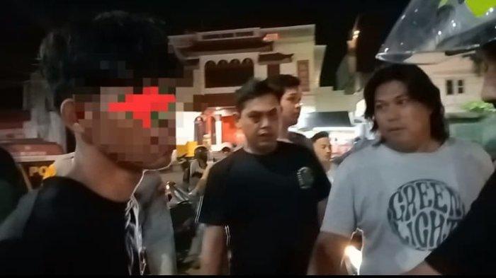 DUGAAN KASUS ABORSI- Seorang lelaki saat diamankan petugas kepolisian dalam dugaan kasus aborsi di Kota Padang, Sumatera Barat, Rabu (11/6/2025) malam. Kapolsek Padang Selatan, AKP Yudarman Tanjung, mengatakan pelaku sempat membantah dan akhirnya mengaku sudah melakukan hubungan intim hingga hamil.