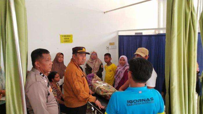 PELAJAR KESETRUM LISTRIK: Aditya Maulana (12) asal Jorong Kiliran Jao, Nagari Muaro Takung, Kecamatan Kamang Baru, Kabupaten Sijunjung tewas kesetrum listrik di Sekolahnya, Sabtu (15/2/2025). Kejadian itu berlangsung saat korban hendak memasang umbul-umbul bambu dipekarangan sekolah untuk menyambut HUT ke-76 Kabupaten Sijunjung.