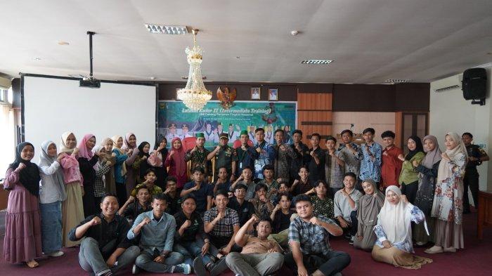 DANREM BERI PEMBEKALAN - Danrem 032/Wirabraja, Brigjen TNI Machfud, SE, MSi, memberikan pembekalan dalam kegiatan Latihan Kader II (Intermediate Training) Himpunan Mahasiswa Islam (HMI) cabang Pariaman Tingkat Nasional yang digelar di Aula Dinas Kesehatan Kabupaten Padang Pariaman, Rabu (23/4/2025).