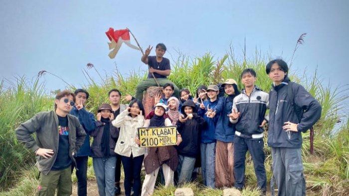 BERPOSE MENUJU PUNCAK - Sejumlah pendaki berfoto bersama setelah berhasil mencapai puncak Gunung Klabat, gunung tertinggi di Sulawesi Utara. Foto ini menggambarkan filosofi hidup yang tersirat dalam aktivitas mendaki gunung, bahwa setiap langkah menuju puncak adalah perjalanan melawan batas diri, dan bukan sekadar menaklukkan ketinggian.
