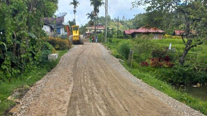 Alat berat sedang beroperasi untuk perbaikan jalan provinsi yang melalui Nagari Pagadih, Kabupaten Agam, Sumatera Barat (Sumbar)