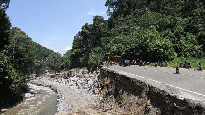 Sejumlah alat berat dioperasikan untuk menimbun jalan yang putus dan amblas di Lembah Anai Kabupaten Tanah Datar, Sabtu (18/5/2024).
Pihak kontraktor menargetkan perbaikan jalan di kawasan tersebut akan berlangsung hingga dua bulan ke depan.
Sementara itu, warga yang hendak menuju Kota Padang ke Padang Panjang maupun sebaliknya bisa melewati Solok.