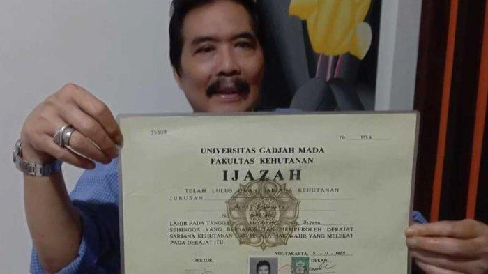 IJAZAH JOKOWI - Andi Pramaria, mantan Kadis Kehutanan Provinsi NTB, memunjukkan ijazah miliknya. Andi mengatakan sebagai rekan satu angkatan, satu fakultas dan wisuda bersama dengan Jokowi.