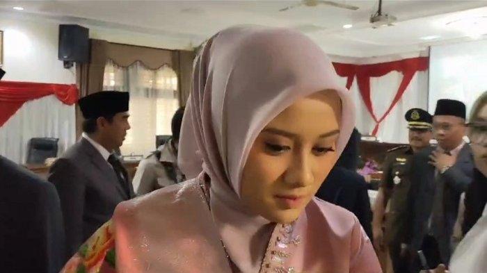 Anggota DPRD Bukittinggi Zulkhairahmi yang diduga terlibat dalam video viral yang berisi bacaruik (kata-kata kasar) memilih bungkam saat akan diwawancarai, Jumat (16/8/2024).