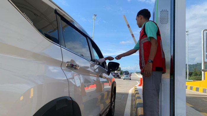 Pengendara saat memasuki gerbang jalan Tol Padang-Sicincin, Rabu (25/12/2024).