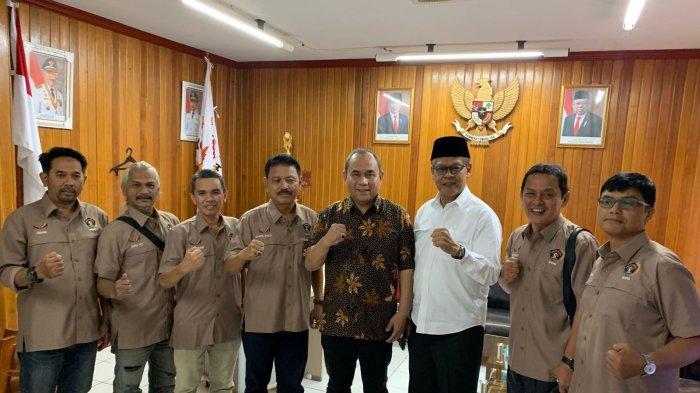 Ketum KONI Sumbar, Ronny Pahlawan saat beraudiensi dengan pengurus Seksi Wartawan Olahraga (SIWO) PWI Sumbar di aula kantor KONI, Jumat (14/7/2023). Tampak hadir Ketua PWI yang wakili oleh Wakil Ketua Bidang Kesra, Widya Navies, Ketua SIWO, Syaiful Husein, serta beberapa pengurus SIWO lainnya seperti Andri Besman (Sekretaris) dan Science Astra (Bendahara).