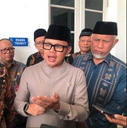 TEGAS TANGANI ORMAS - Wakil Menteri Dalam Negeri (Wamendagri) Bima Arya Sugiarto saat diwawancarai, Kamis (29/5/2025). Bima Arya mendukung langkah tegas kepala daerah dalam menangani organisasi kemasyarakatan (ormas) yang meresahkan masyarakat. (TribunPadang.com/M Afdal Afrianto).