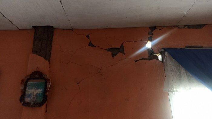 BANGUNAN RUSAK - Kondisi salah satu rumah warga di Jorong Koto Gantiang, Nagari Andaleh, Kecamatan Batipuh, Kabupaten Tanah Datar pasca gempa yang mengguncang Padang Panjang dengan magnitudo 4,8, Jumat (2/5/2025) siang kemarin. Pemilik rumah, Buyung (85) menyebut posisinya sedang makan saat gempa terjadi.