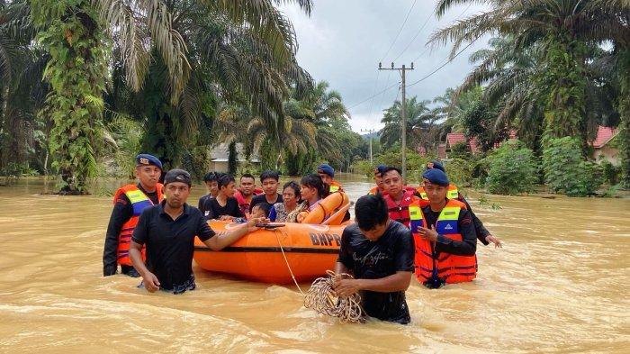BANJIR DHARMASRAYA: Bupati Dharmasraya, Annisa Suci Ramadhani menginstruksikan Wakil Bupati (Wabup) Leli Arni dan Sekretaris Daerah (Sekda) Adlisman untuk memimpin tanggap darurat terhadap bencana banjir yang melanda Kecamatan Timpeh, Jumat (21/2/2025).