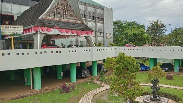 BANJIR DI SIJUNJUNG: Kondisi lantai dasar RSUD Sijunjung pasca dilanda banjir, Kamis (27/2/2025). Masih terdapat sisa lumpur di bagian luar lantai dasar.
