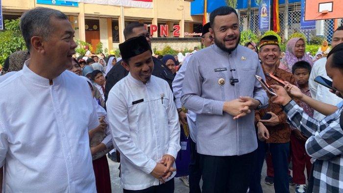 BANTUAN PENDIDIKAN : Wali Kota Padang, Fadly Amran, saat menghadiri penyerahan simbolis Kartu Padang Juara, Jumat (11/7/2025). Program ini merupakan upaya Pemerintah Kota Padang dalam mendukung pendidikan siswa kurang mampu melalui bantuan seragam dan LKS gratis.