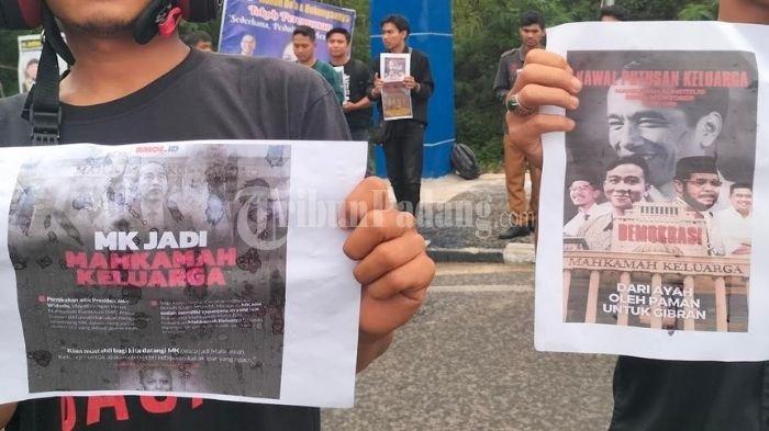 Selebaran oleh mahasiswa dari Badan Eksekutif Mahasiswa Seluruh Indonesia (BEM SI) Kerakyatan Sumatera Barat (Sumbar) dalam aksi unjuk rasa di Simpang Presiden Kota Padang, Senin (16/10/2023).
