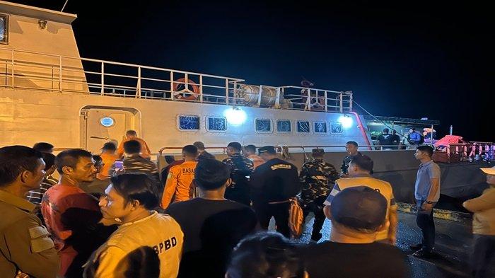 BOAT TERBALIK DI MENTAWAI: Sebuah boat penyeberangan yang mengangkut 18 penumpang dilaporkan terbalik di perairan Selat Sipora, Kabupaten Kepulauan Mentawai, Sumatera Barat (Sumbar), pada Senin (14/7/2025) siang.