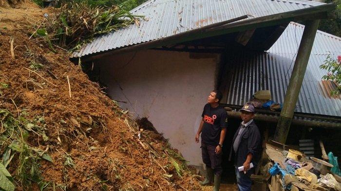 Dinding rumah warga jebol akibat diterjang longsor di Kabupaten Pesisir Selatan, Provinsi Sumatera Barat (Sumbar), Kamis (4/1/2024).