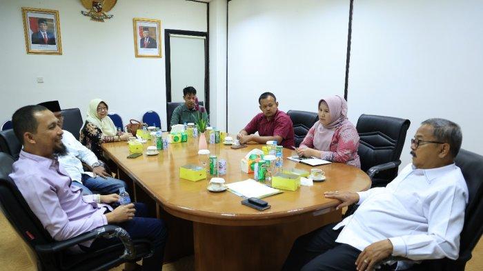 Suasana diskusi Badan Kehormatan (BK) DPRD Provinsi Sumatera Barat (Sumbar) dengan BK DPRD Kota Tanjung Pinang membahas sejumlah hal-hal strategis seperti koordinasi pembinaan etika dewan dengan fraksi-fraksi yang ada di DPRD, Kamis (29/2/2024).