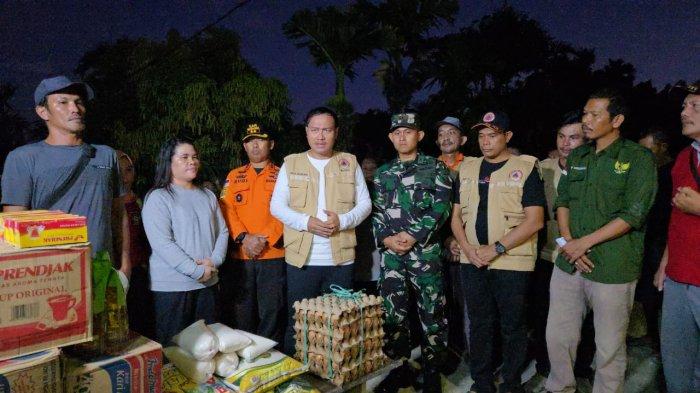 BANJIR DI MENTAWAI- Bupati Kepulauan Mentawai, Rinto Wardana Samaloisa, saat mendistribusikan bantuan bahan pokok di lokasi terdampak banjir dan longsor. Pemerintah setempat menetapkan status tanggap darurat selama 14 hari, terhitung sejak 11 hingga 24 Juni 2025. Aktivitas warga terdampak kini mulai berangsur normal.