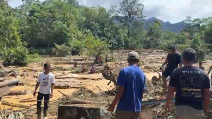 Banjir bandang melanda Kecamatan Sumpur Kudus, Kabupaten Sijunjung, Provinsi Sumatera Barat, Selasa (12/11/2024).