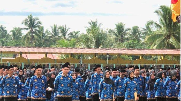 PENYERAHAN SK CPNS - Bupati Sijunjung, Benny Dwifa Yuswir menekankan pentingnya disiplin bagi para Calon Pegawai Negeri Sipil (CPNS) yang baru menerima Surat Keputusan (SK) pengangkatan. Penyerahan SK berlangsung di Lapangan M Yamin, Nagari Muaro, Kecamatan Sijunjung, Kabupaten Sijunjung pada Senin (14/7/2025).