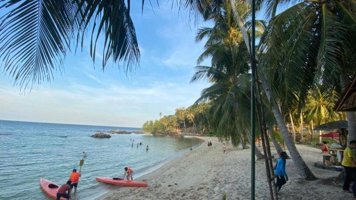 Benan Island ini telah berdiri sejak 2021 silam. Kehadiran resort ini diharapkan menjadi daya tarik bagi wisatawan untuk datang berwisata ke Pulau Benan, Kecamatan Katang Bidara, Kabupaten Lingga.