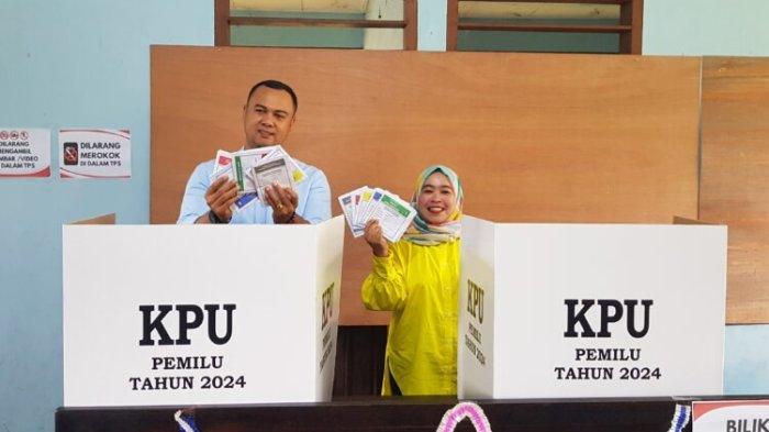 Benny Dwifa Yuswir bersama Nedia Fitri Benny Dwifa Gunakan hak pilihnya pada Pemilu 2024 di TPS 16 Jorong Pulau Barambai, Nagari Muaro, Sijunjung, Rabu (14/22024).