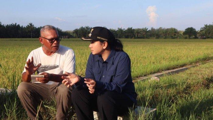 BLUSUKAN BUPATI DHARMASRAYA- Bupati Dharmasraya, Annisa Suci Ramadhani turun langsung mendengar keluh kesah masyarakat dari Sungai Duo ke Sipangkur, Senin(2/6/2025). Ia pun tak membawa banyak pejabat, hanya Kepala Bapperida yang diminta turut serta agar semua keluhan masyarakat bisa dicatat dan dikaji secara langsung.