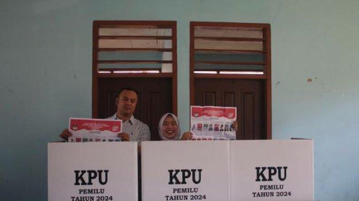 Bupati Sijunjung Benny Dwifa Yuswir bersama istri Nedia Benny Dwifa telah menyalurkan hak pilih pada PSU DPD RI Sumbar di TPS 16 Pulau Berambai.