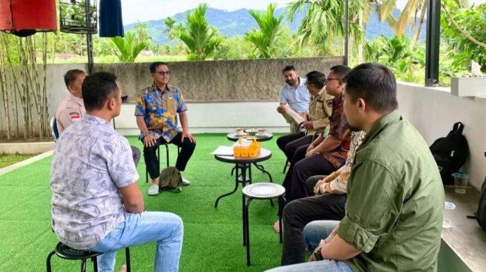 Bupati Solok Selatan, Khairunas, bersama pihak Taman Nasional Kerinci Seblat (TNKS) menggelar pertemuan terkait rencana pembukaan jalur pendakian baru Gunung Kerinci melalui Kabupaten Solok Selatan.