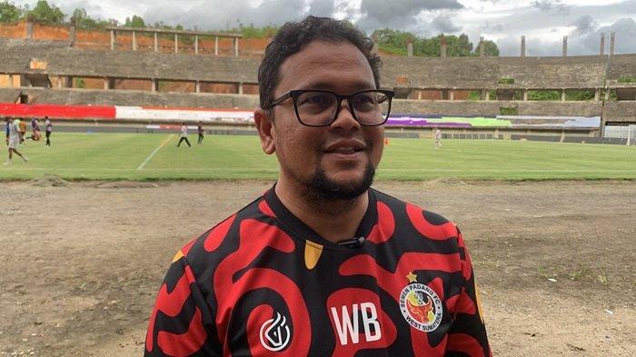 CEO Semen Padang FC, Win Bernadino, saat memantau latihan tim di Stadion Utama Sumbar, Senin (17/9/2024).