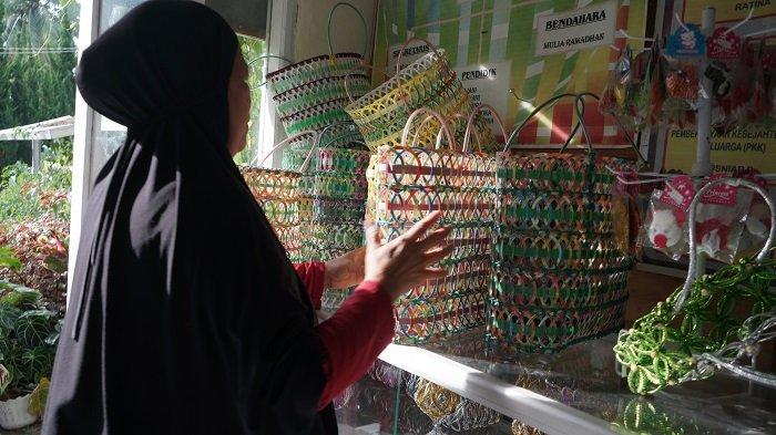 Contoh hasil garapan sampah jadi produk tas untuk diperjualbelikan di bank sampah sakinah, lubuk kilangan, kota Padang.