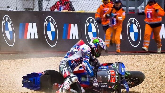 UPAYA ANGKAT MOTOR - Pembalap Monster Energy Yamaha, Fabio Quartararo, berusaha mengangkat motornya setelah terjatuh pada balapan MotoGP Prancis di Sirkuit Bugatti, Le Mans, Prancis, 12 Mei 2025.